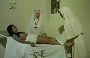 XXX काले सेक्सी मूवी हिंदी में वीडियो बाल वाली के साथ एक चिकनी pizda बिस्तर में निहित है