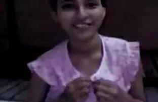 XXX करीना एक सेक्सी मूवी हिंदी वीडियो बड़ा चट्टान के पास नंगा खड़ा है