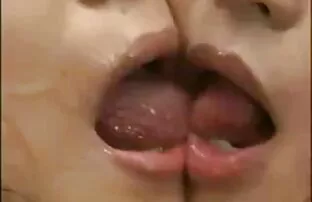 XXX काले बाल वाली धूम्रपान करता है सेक्सी फिल्म मूवी हिंदी एक सिगार और नाटकों के साथ एक किट्टी