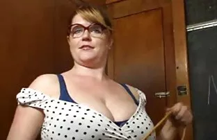 XXX मां उसे पीटने बच्चों को देखा और ववव सेक्स फिल्म उनमें शामिल हो गए