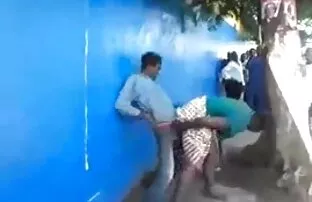 XXX नग्न महिला पर हॉलीवुड सेक्स फिल्म ईंट की दीवार