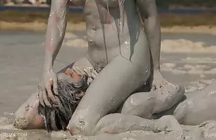 XXX चिक लेता हिंदी सेक्सी फुल मूवी है बंद उसकी shirt और पॅंटीस